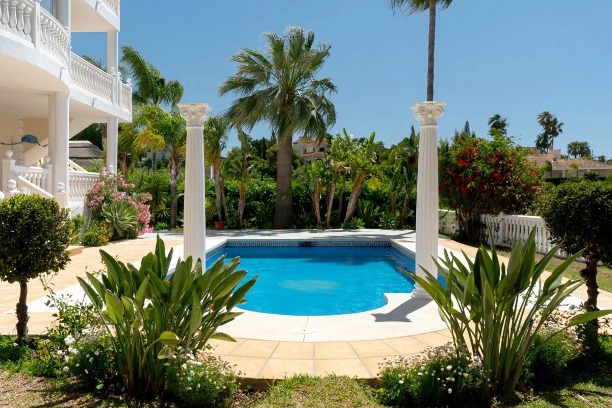 Sprzedaż niezależnego domku jednorodzinnego w Barrio Elviria, Marbella photo 3