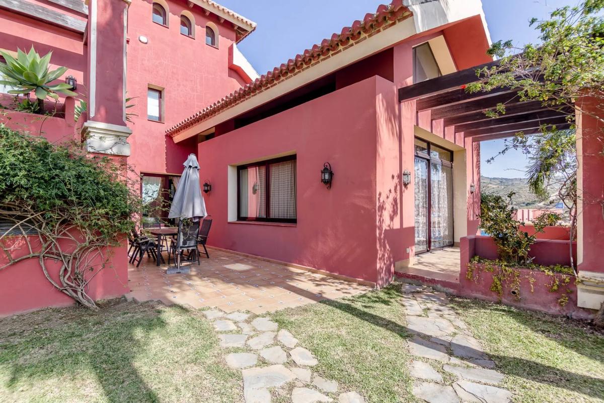 Sprzedaż niezależnego domku jednorodzinnego w Urbanización Hacienda las Chapas, 255, Marbella photo 2