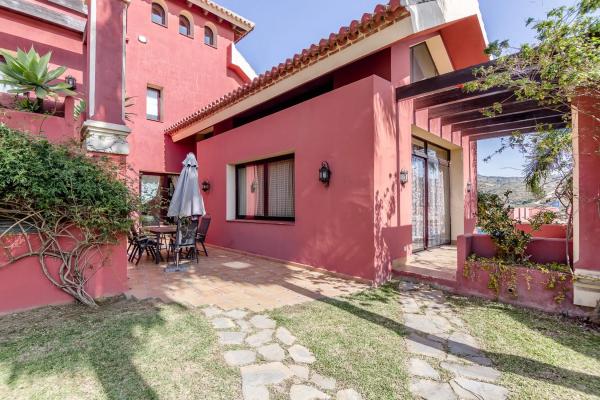 Частный шале на продаже в  Urbanización Hacienda las Chapas, 255, Марбелла photo 2