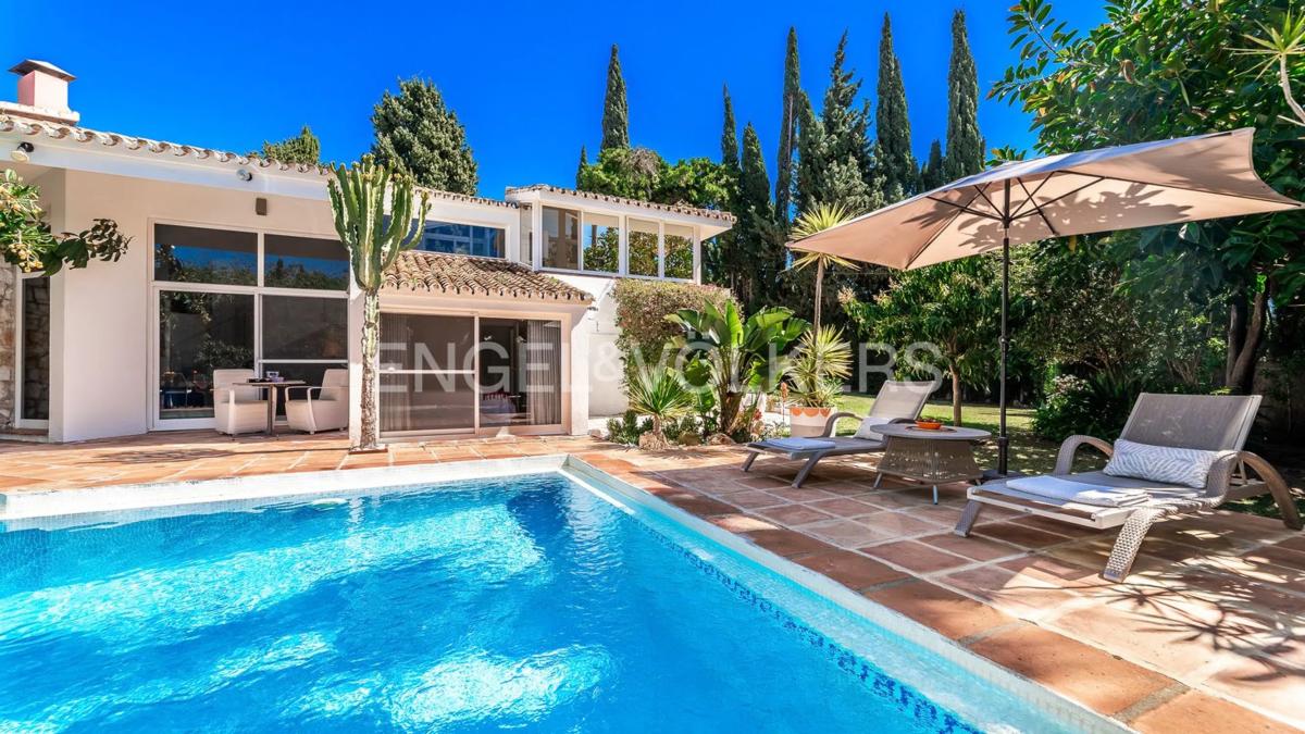 Sprzedaż niezależnego domku jednorodzinnego w Avenida de las Cumbres, Marbella photo 4