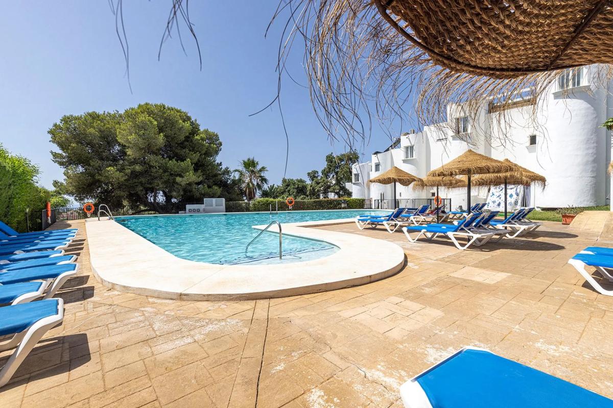 Venta de chalet adosado en  Avenida Benajarafe , Marbella photo 5