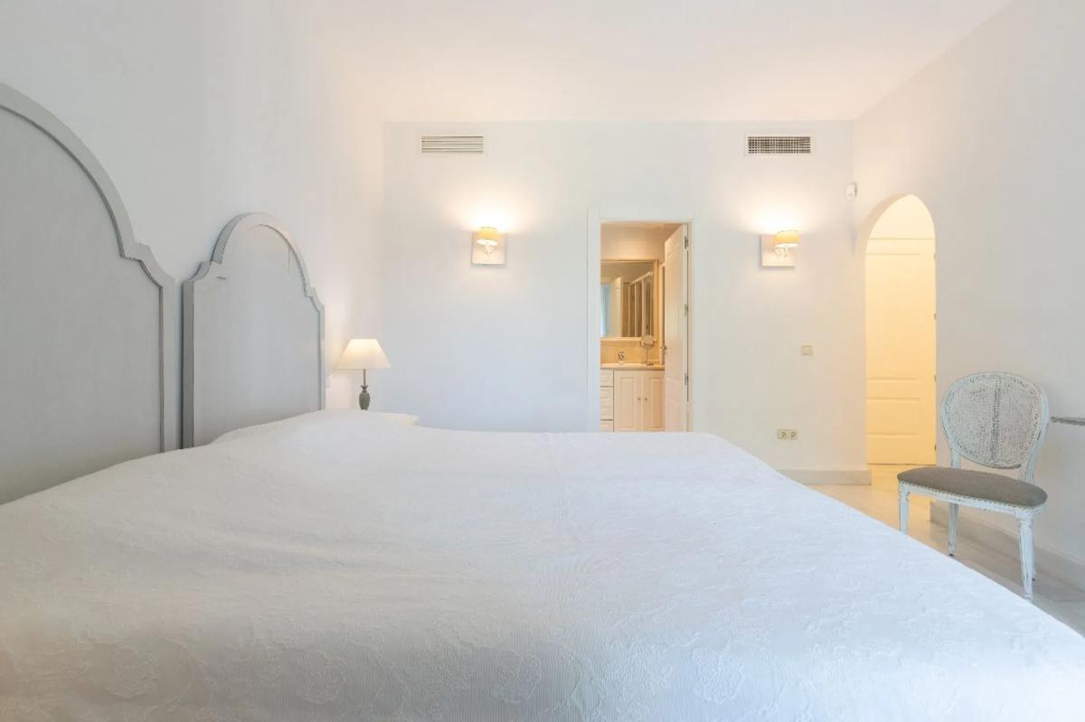 Sprzedaż niezależnego domku jednorodzinnego w Calle Internacional City, 400, Marbella photo 1