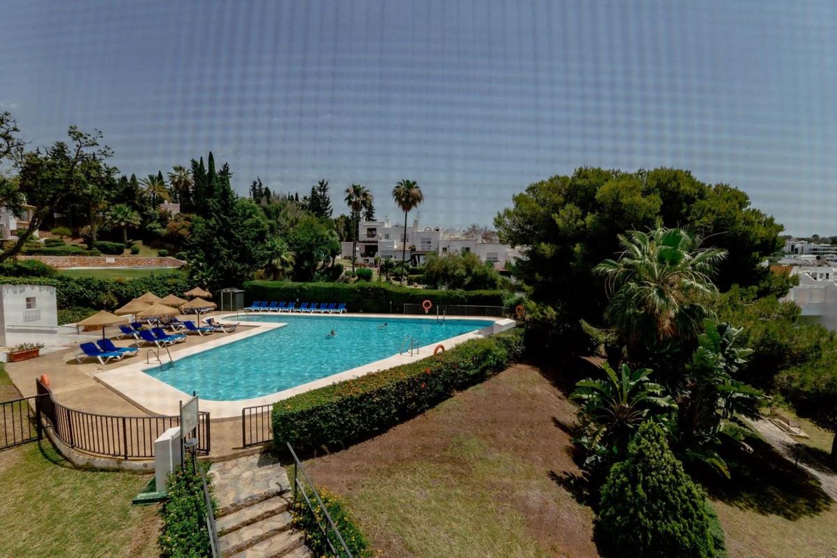 Venta de chalet adosado en  CL BENAJARAFE-RESERVA MARBEL , Marbella photo 3