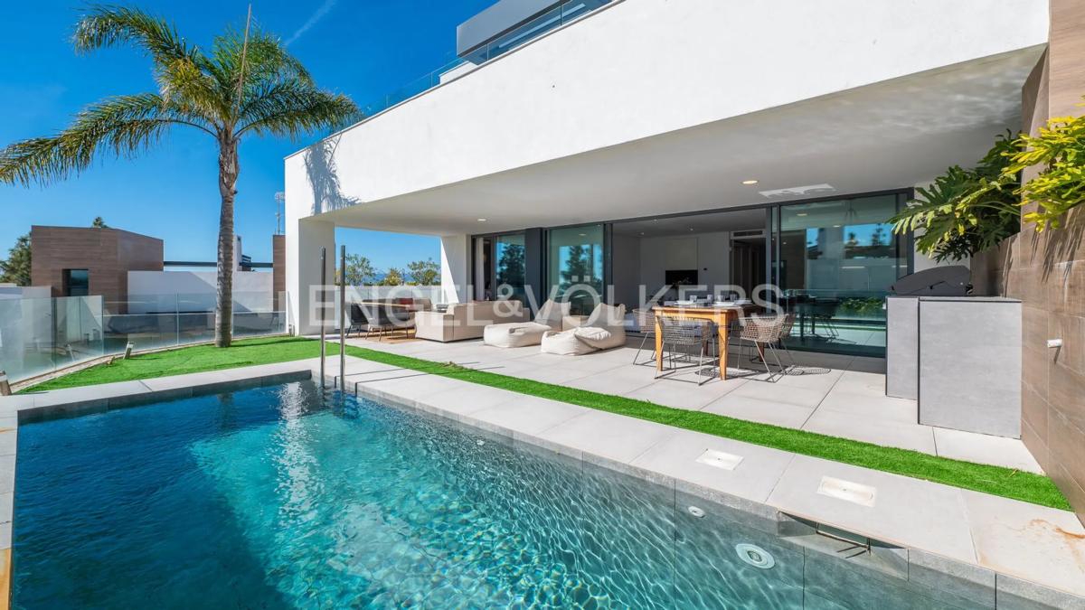 Venta de duplex en Avenida de los Acebos, Marbella photo 1