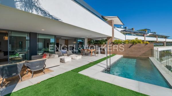 Duplex en venta en Avenida de los Acebos, Marbella thumbnail 1