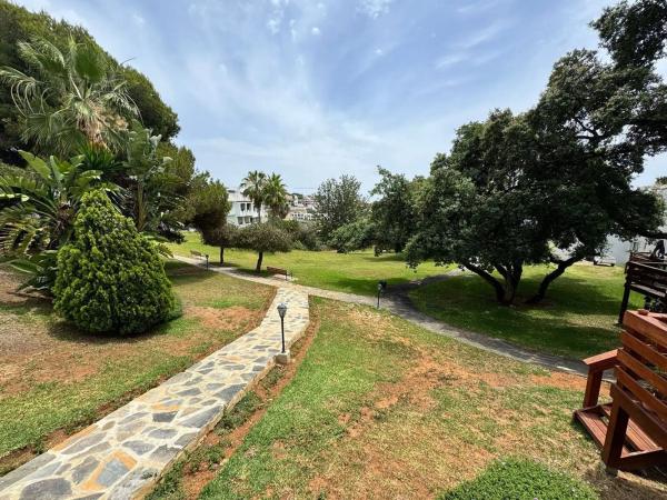 Четырехквартирный дом на продажу на  Avenida la Reserva de Marbella , Марбелла photo 1