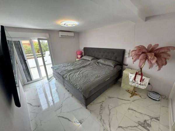 Четырехквартирный дом на продажу на  Avenida la Reserva de Marbella , Марбелла photo 4