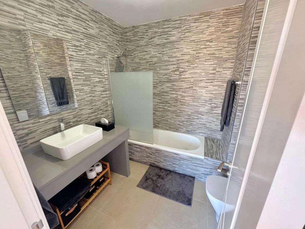 Venta de chalet adosado en  Avenida de los Alisos , Marbella photo 2