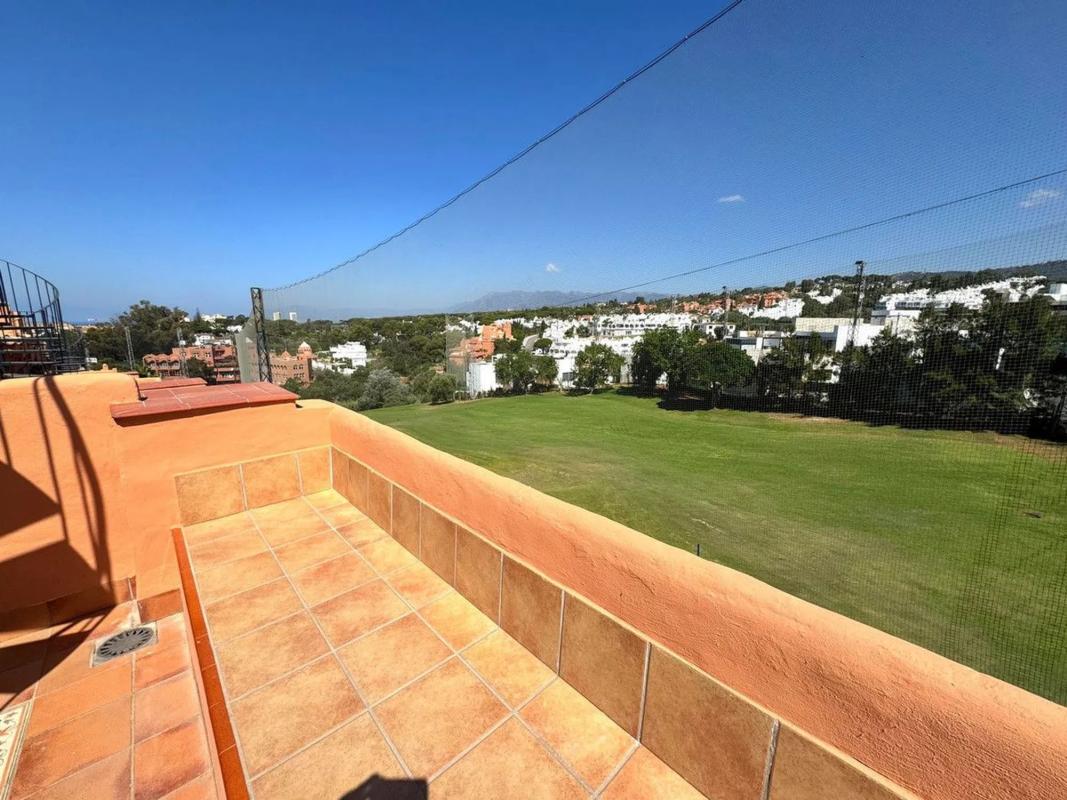 Venta de chalet adosado en  Avenida de los Alisos , Marbella photo 3