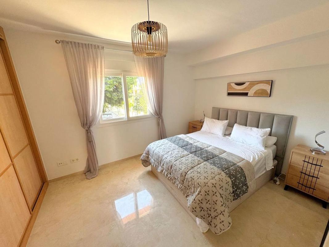 Venta de chalet adosado en  Avenida de los Alisos , Marbella photo 4