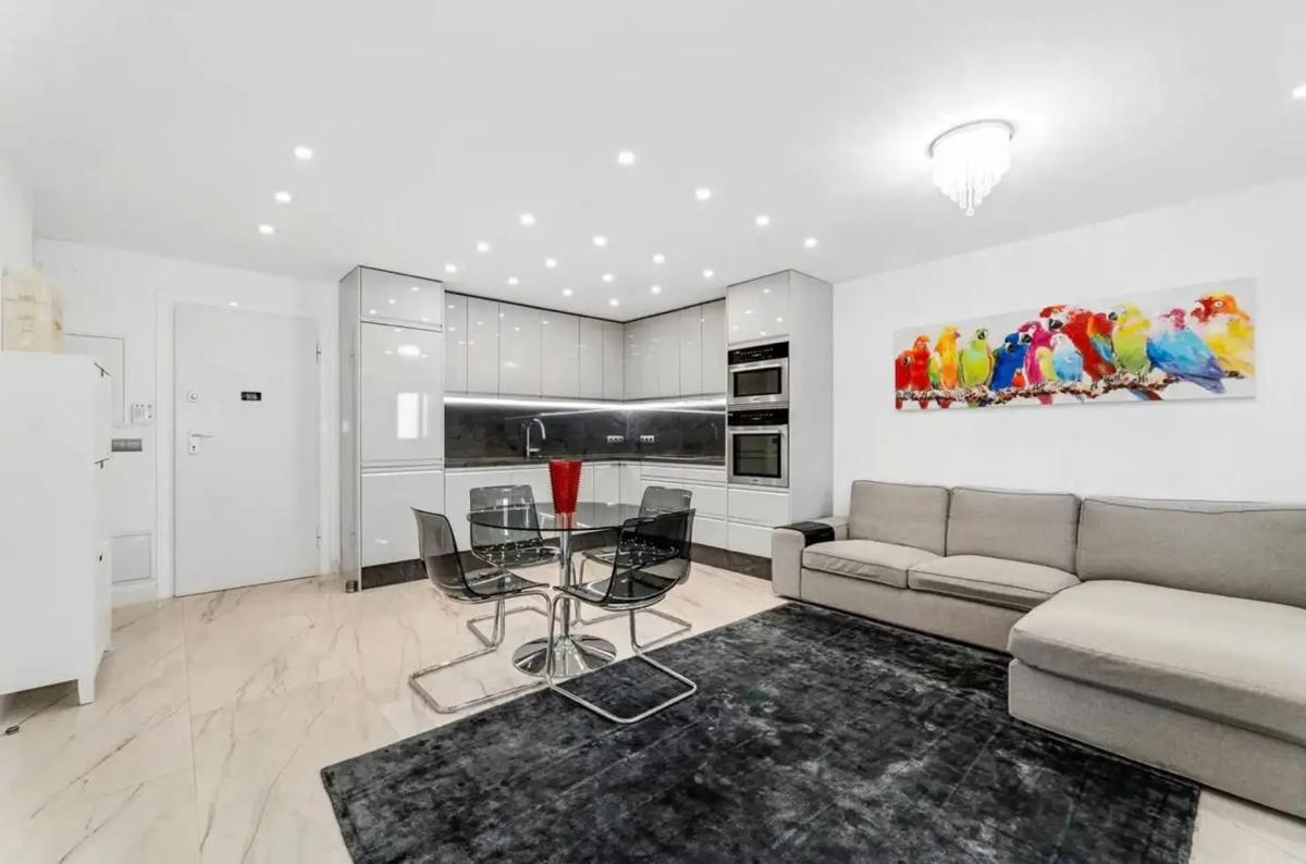 Venta de chalet adosado en Avenida 3, 22 , Marbella photo 1