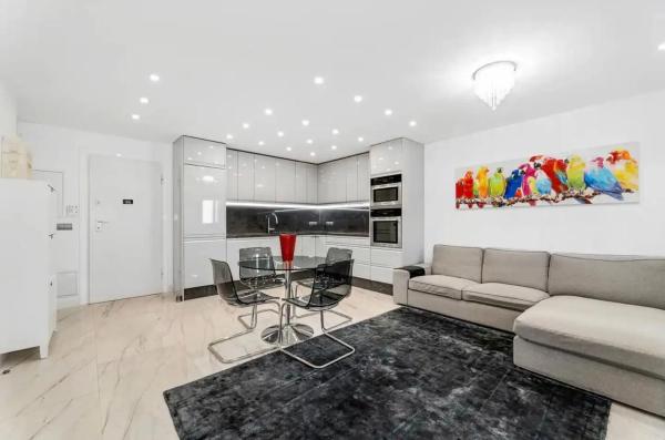 Четырехквартирный дом на продажу на  Avenida 3, 22 , Марбелла photo 1
