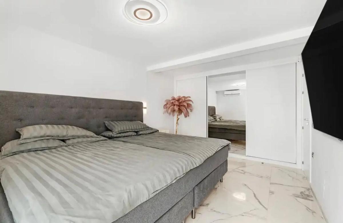 Venta de chalet adosado en Avenida 3, 22 , Marbella photo 2