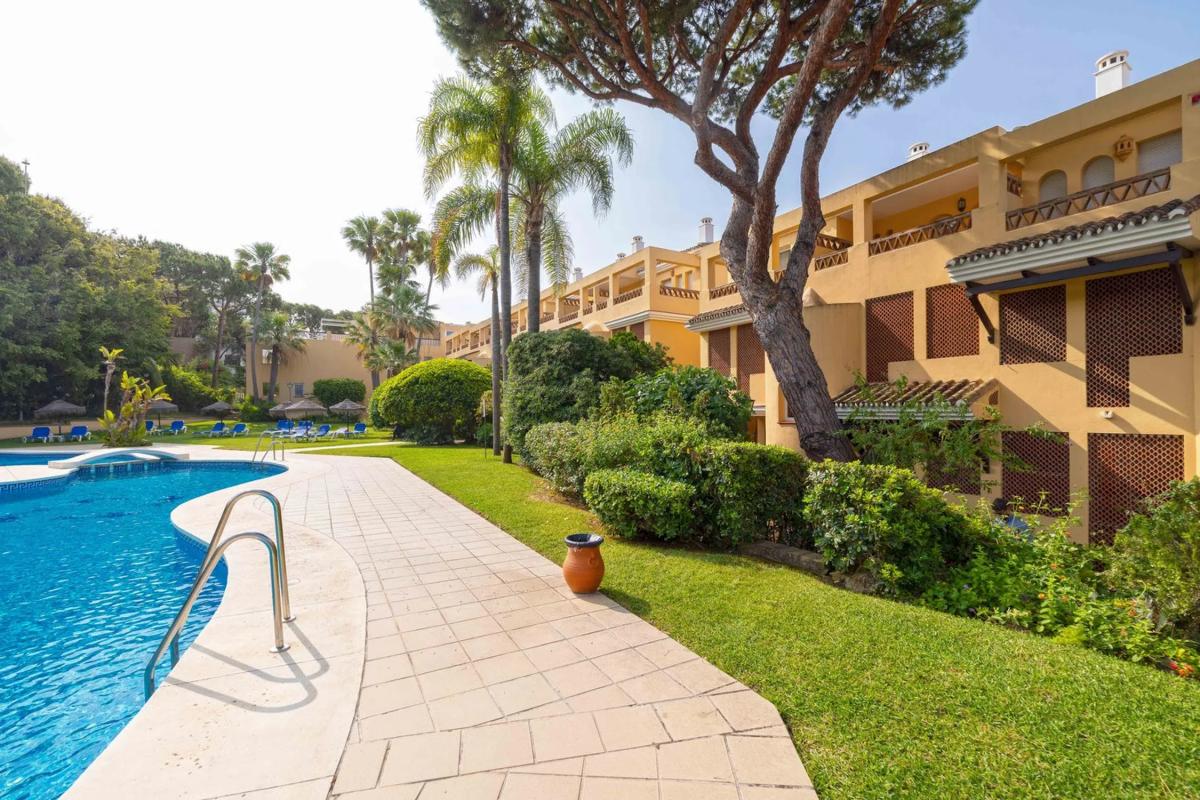 Sale of apartment in Conjunto White Pearl Beach, Marbella
 photo 4