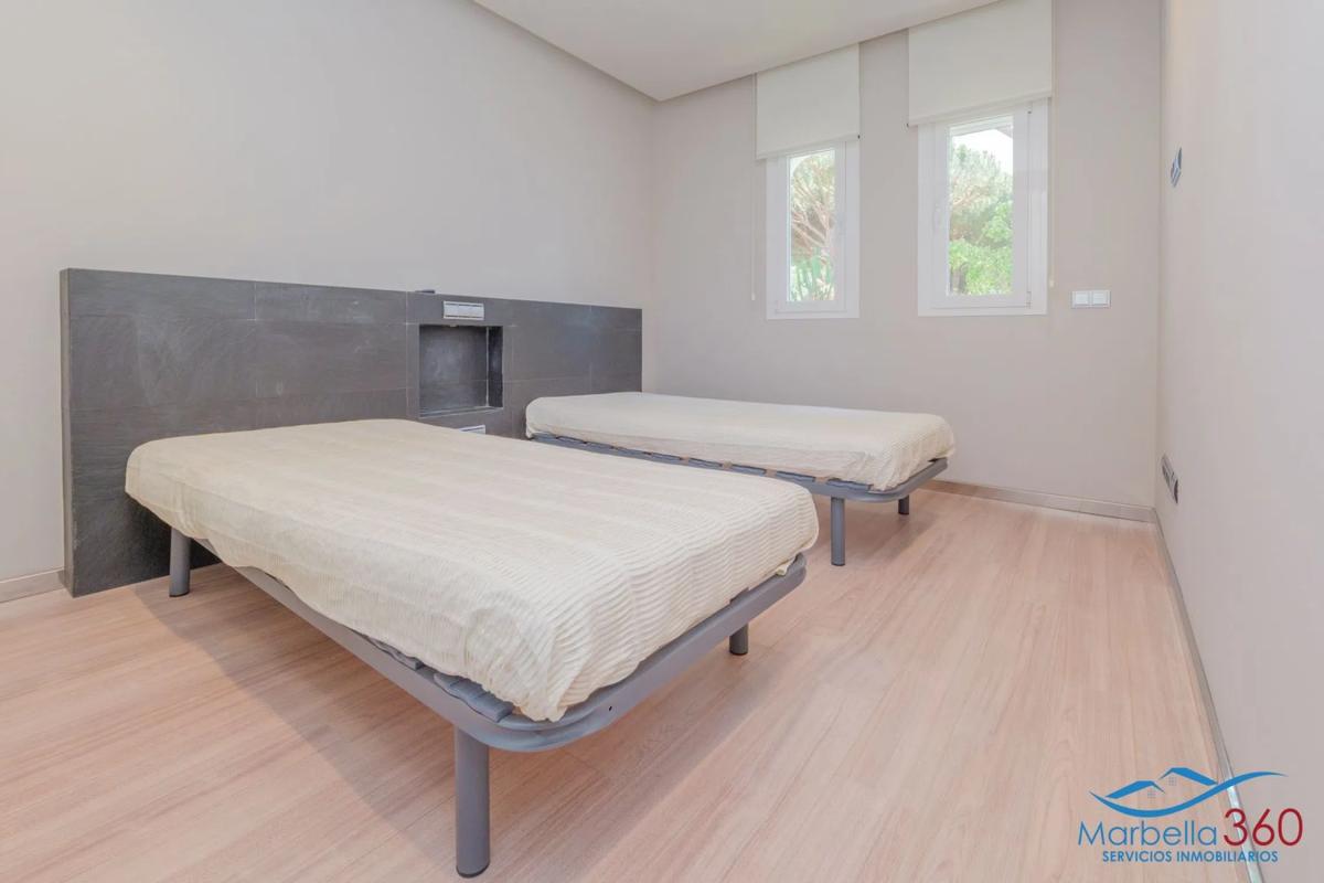 Venta de chalet adosado en  Calle Higueral de Artola s/n , Marbella photo 4