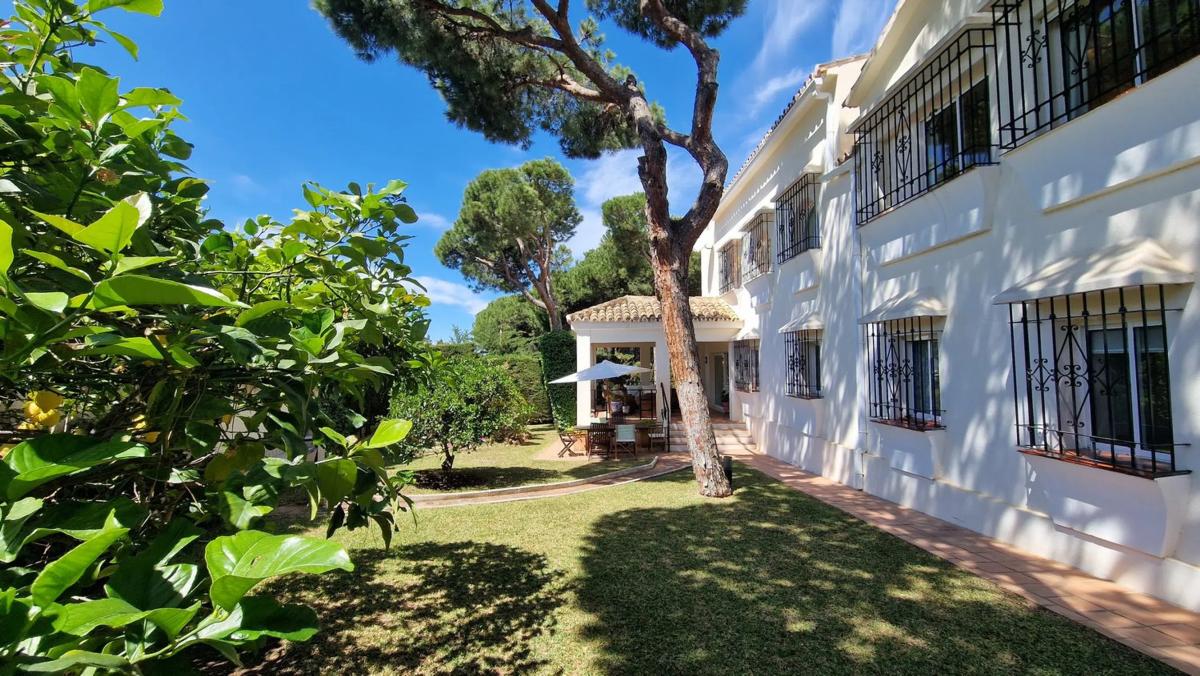 Venta de chalet independiente en Urbanización Pinos Verdes, Marbella
 photo 2