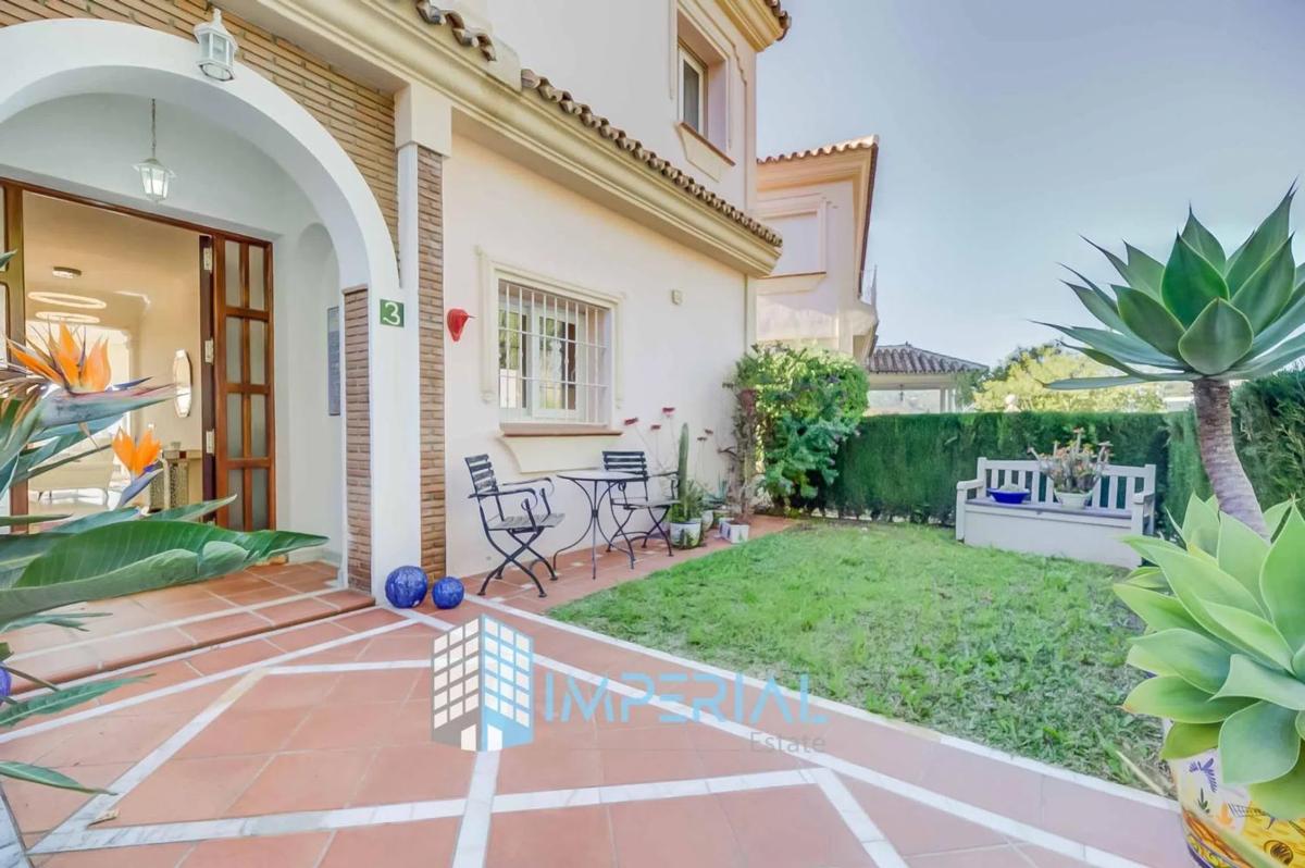 Venta de chalet adosado en Barrio Cabopino-Artola , Marbella photo 1
