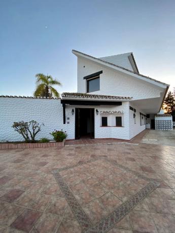 Chalet wolnostojący na sprzedaż w Avenida Las Chapas s/n, Marbella thumbnail 2