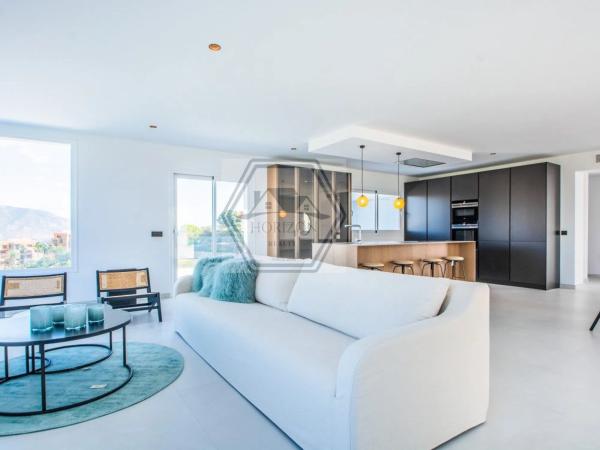 Independent chalet for sale in Avenida la Reserva de Marbella, 2, Marbella
thumbnail 2