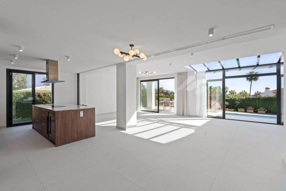 Sprzedaż niezależnego domku jednorodzinnego w  Urbanización Cerrado de Elviria, Marbella photo 2