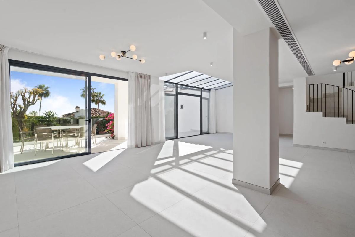 Sprzedaż niezależnego domku jednorodzinnego w  Urbanización Cerrado de Elviria, Marbella photo 3