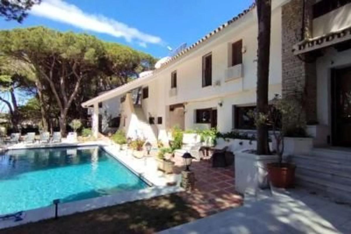 Sale of independent chalet in Barrio Cabopino-Artola, Marbella
 photo 2