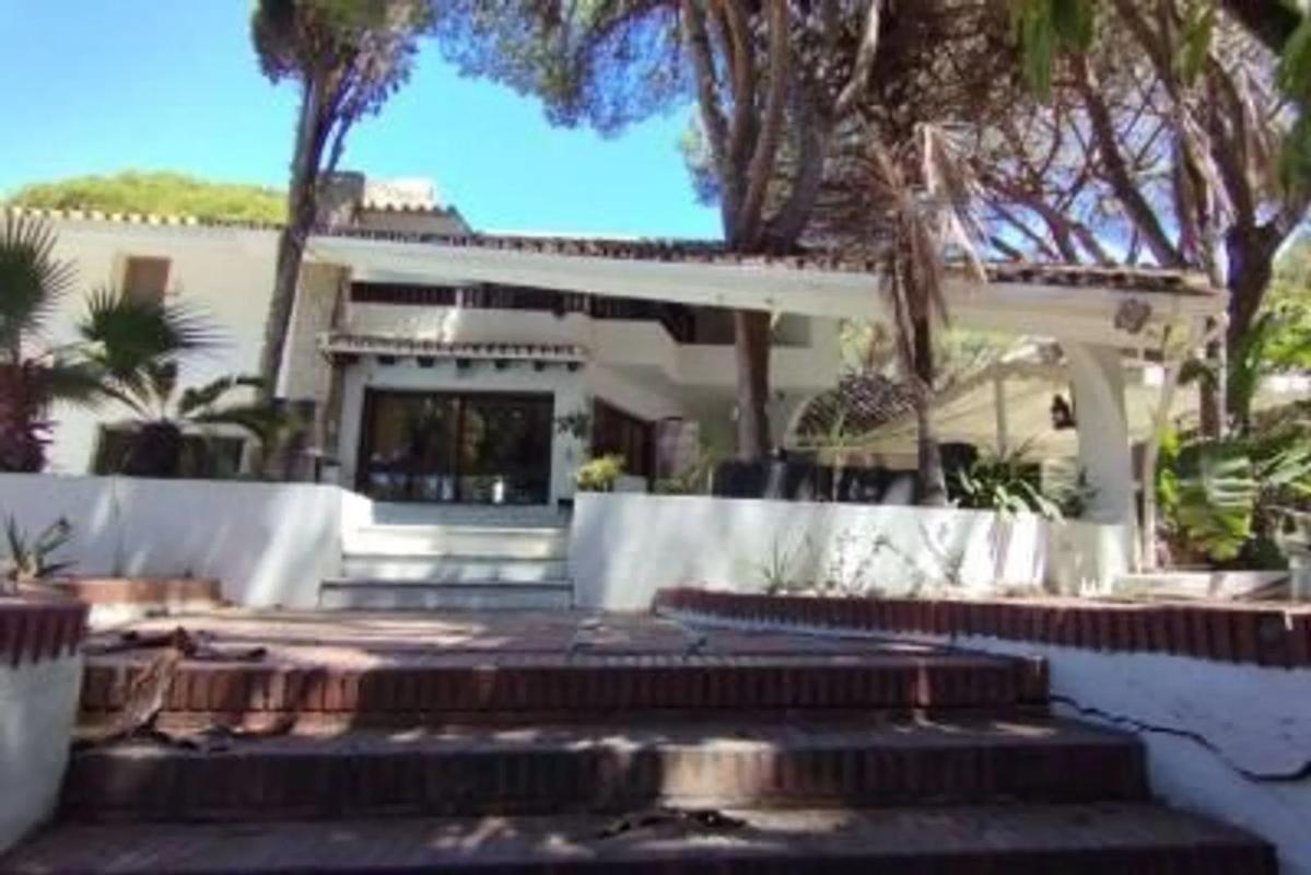 Sale of independent chalet in Barrio Cabopino-Artola, Marbella
 photo 3