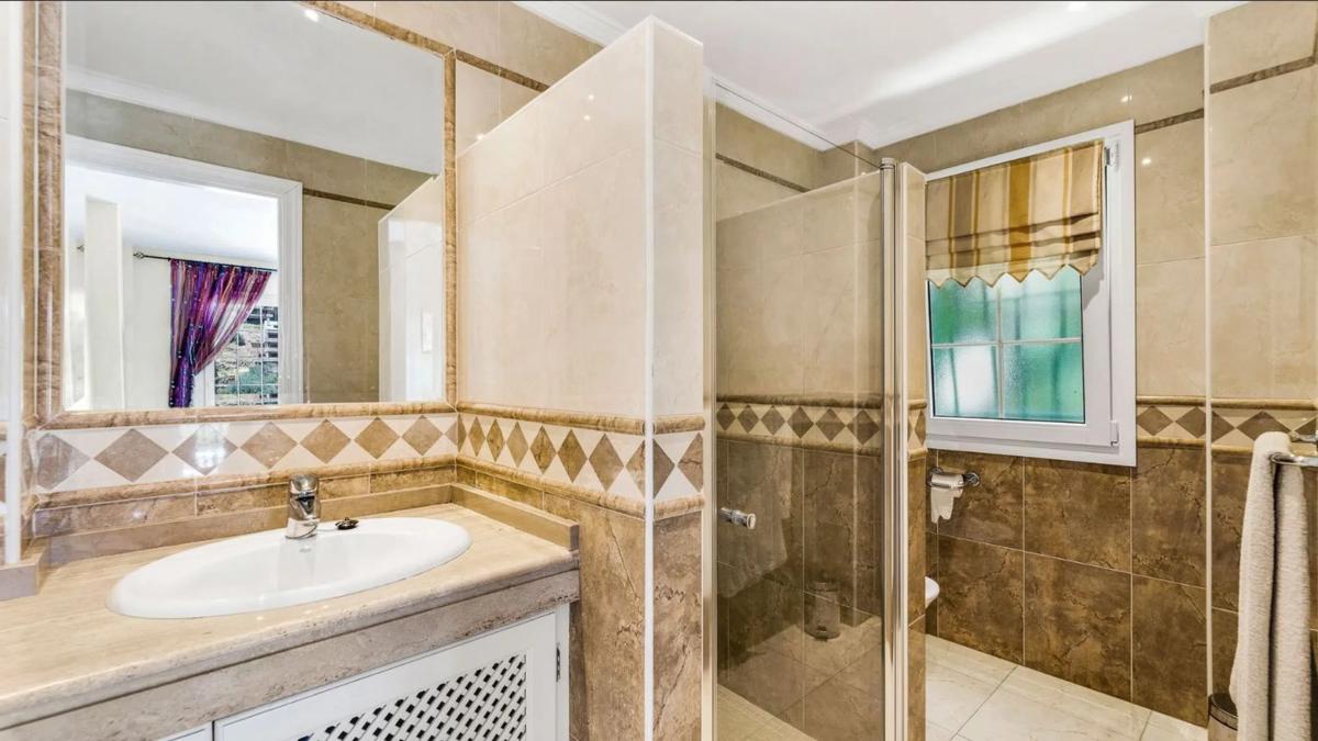 Sale of independent chalet in Paseo del Golf, Marbella
photo 1