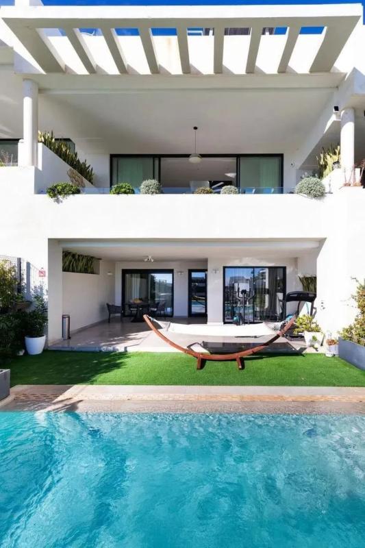 Venta de chalet adosado en  Avenida de los Acebos , Marbella photo 2