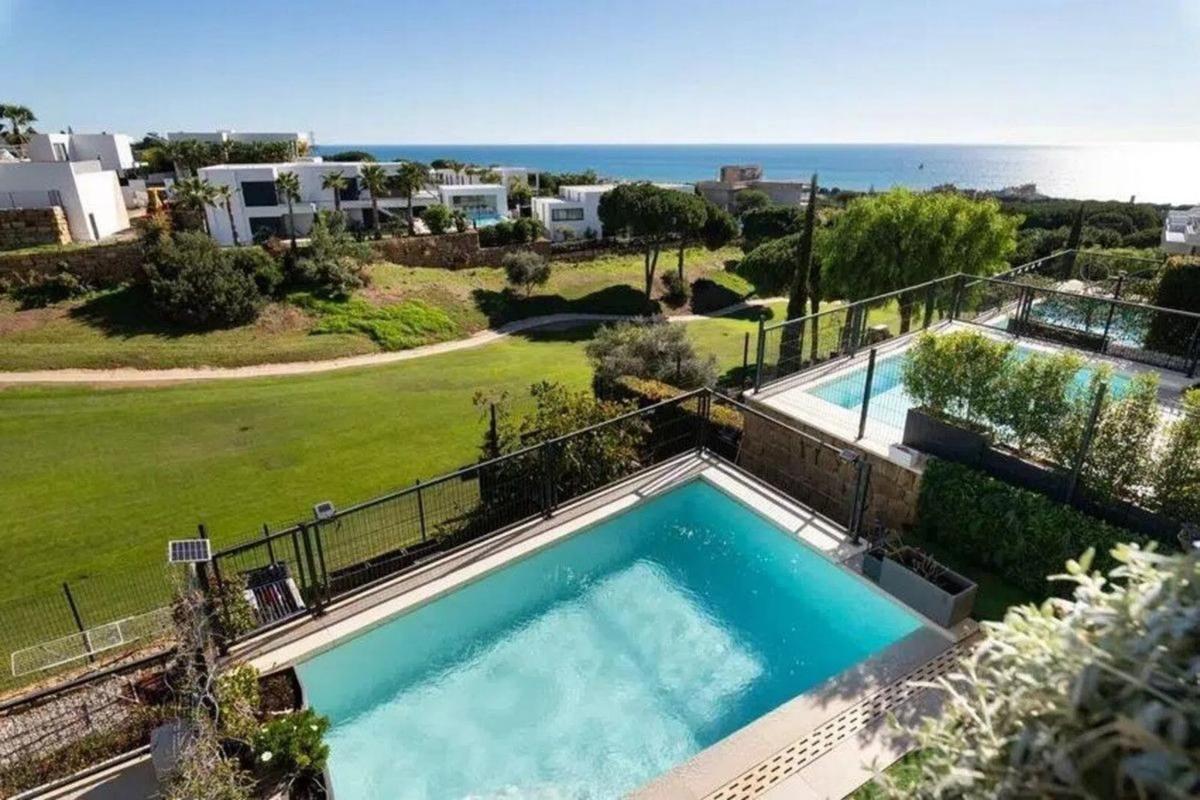 Venta de chalet adosado en  Avenida de los Acebos , Marbella photo 3