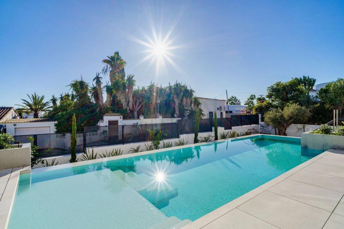 Venta de chalet independiente en Barrio Marbesa, Marbella
photo 1