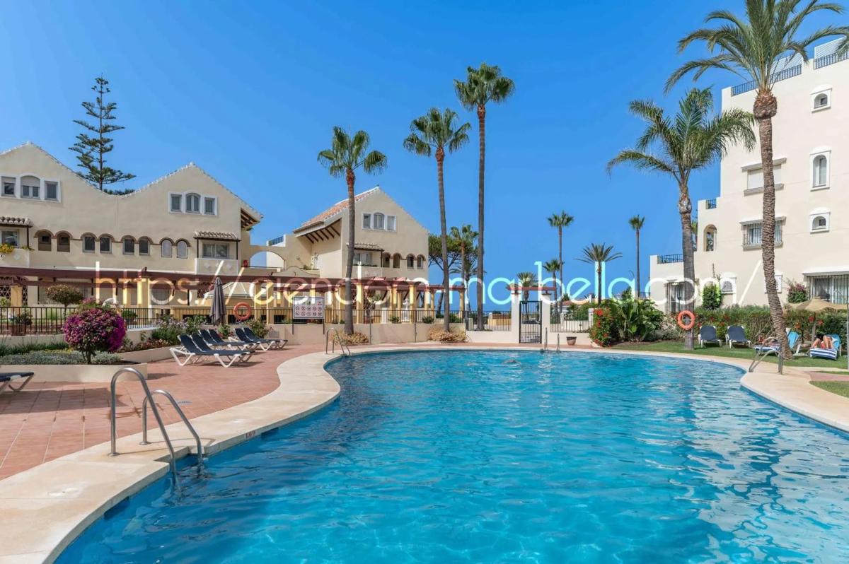 Venta de duplex en Conjunto White Pearl Beach, Marbella photo 1
