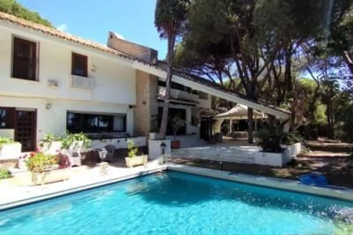 Sprzedaż niezależnego domku jednorodzinnego w  Barrio Cabopino-Artola, Marbella photo 2