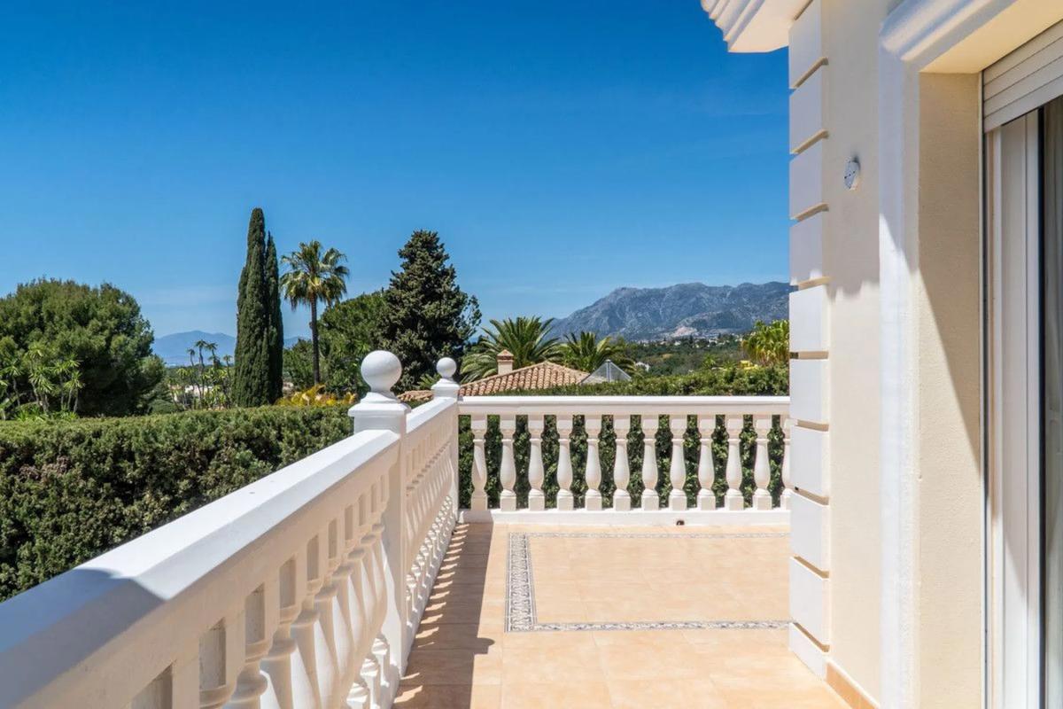 Venta de chalet independiente en Barrio Elviria, Marbella
 photo 3