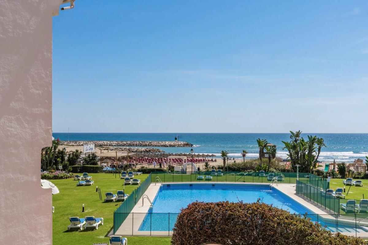 Venta de ático en  Barrio Cabopino-Artola, Marbella photo 2