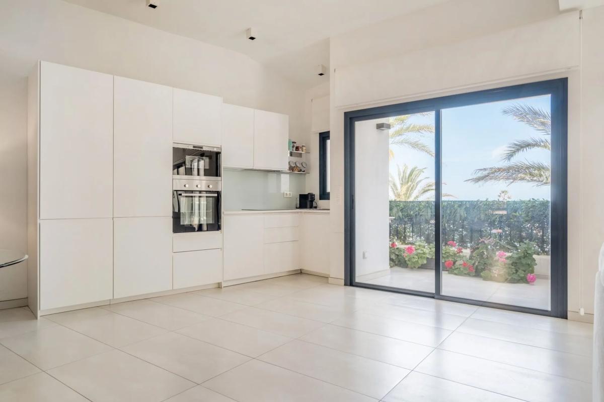 Venta de ático en  Barrio Cabopino-Artola, Marbella photo 3