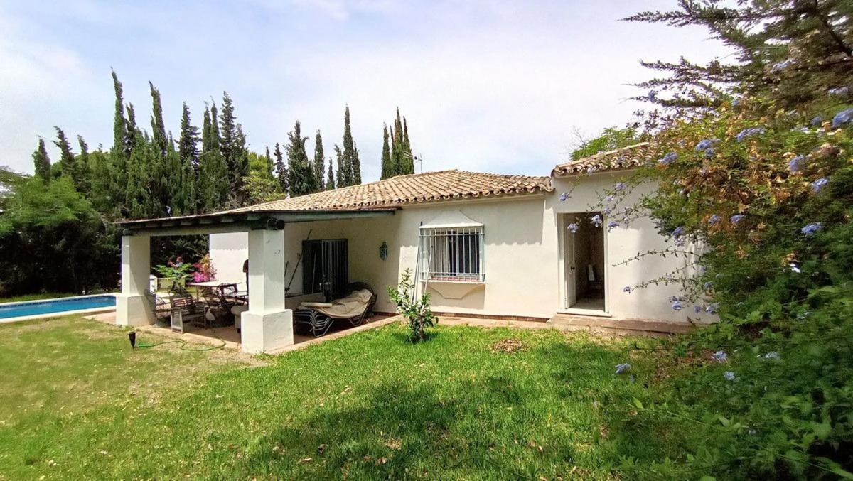 Продажа отдельного шале в Barrio Cabopino-Artola, Марбелла photo 2