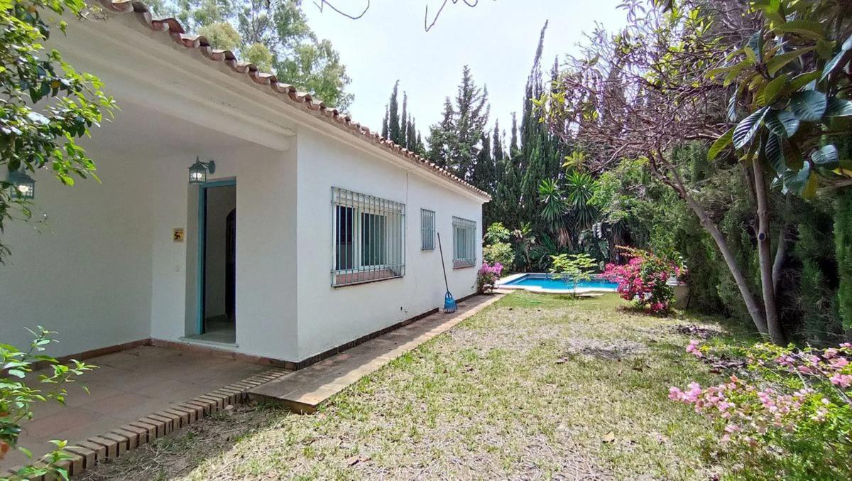Продажа отдельного шале в Barrio Cabopino-Artola, Марбелла photo 3