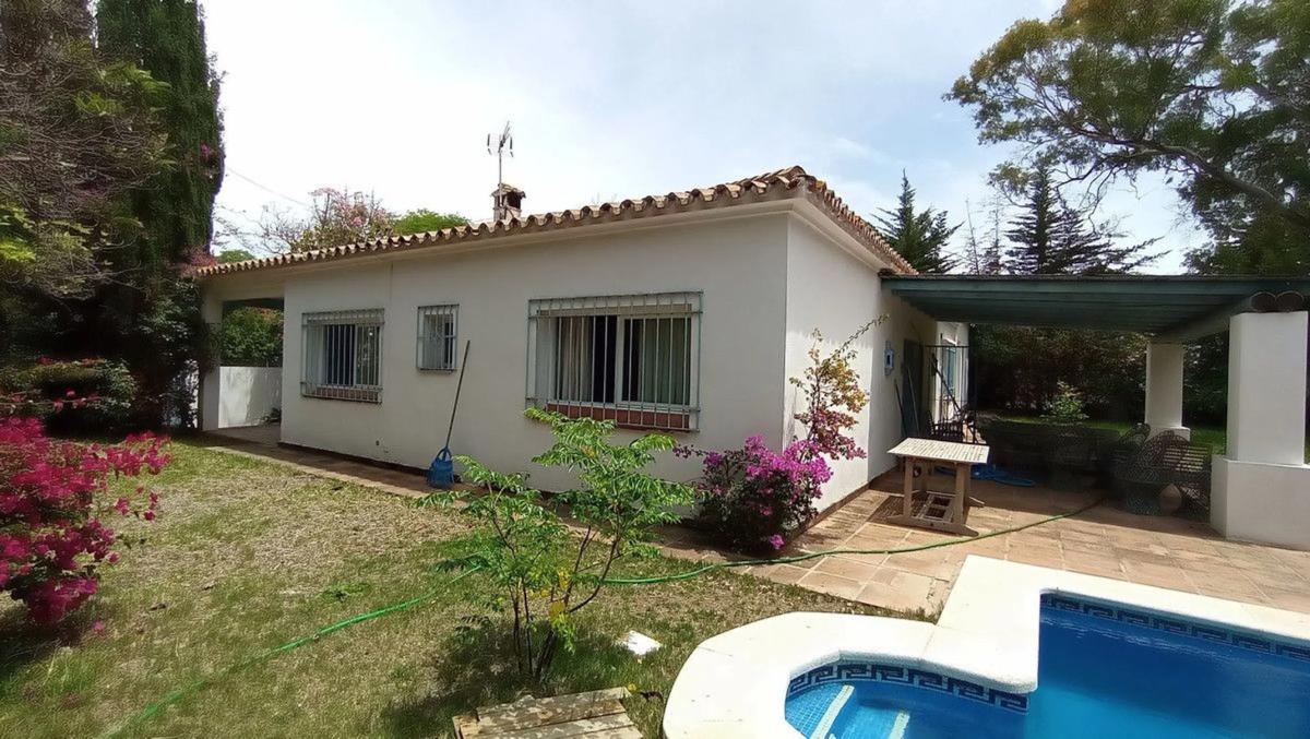 Продажа отдельного шале в Barrio Cabopino-Artola, Марбелла photo 4