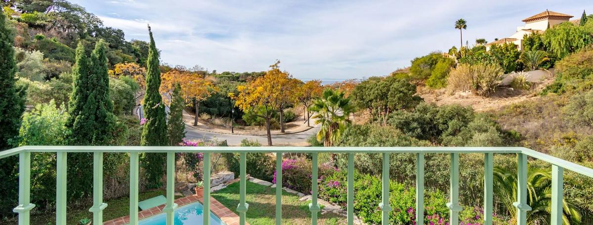 Sale of independent chalet in Barrio Elviria, Marbella
 photo 2