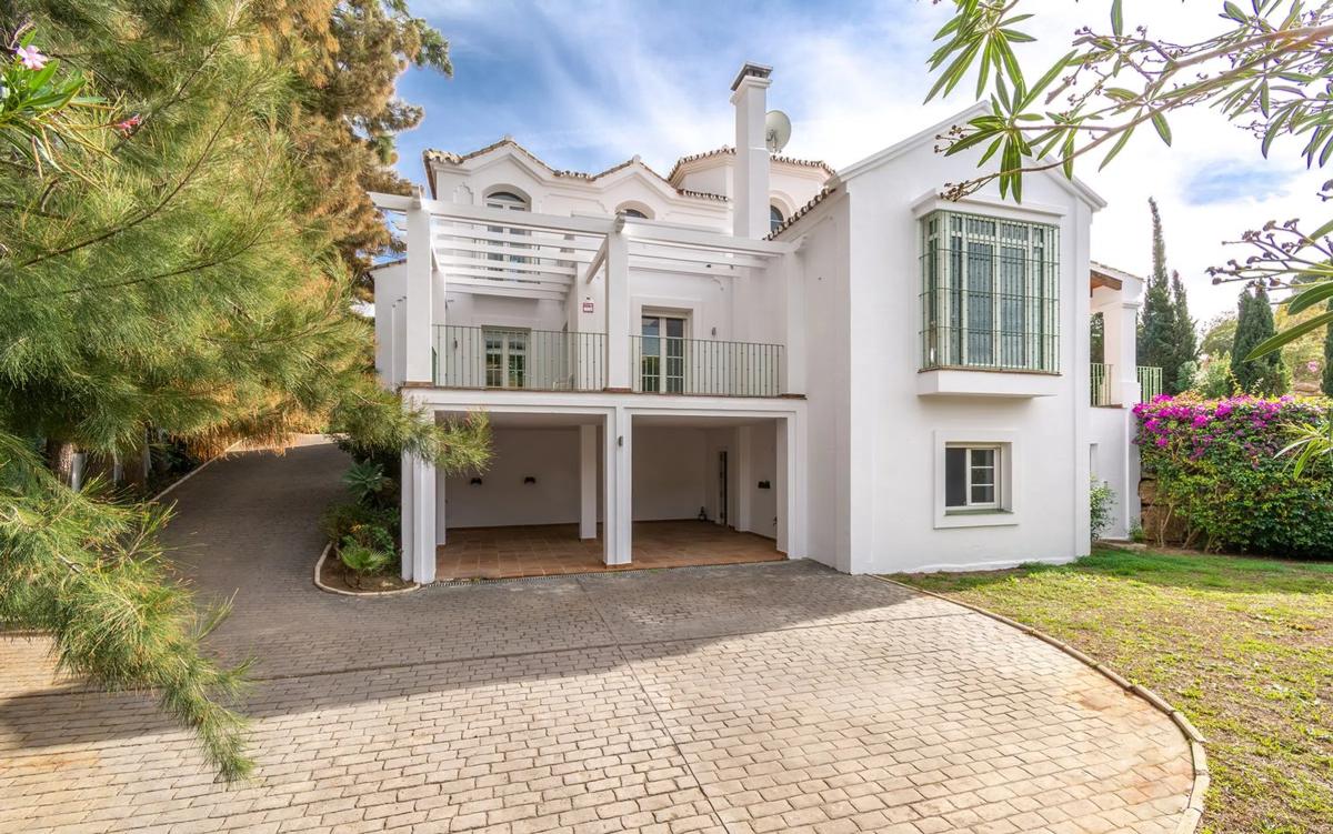 Sale of independent chalet in Barrio Elviria, Marbella
 photo 3