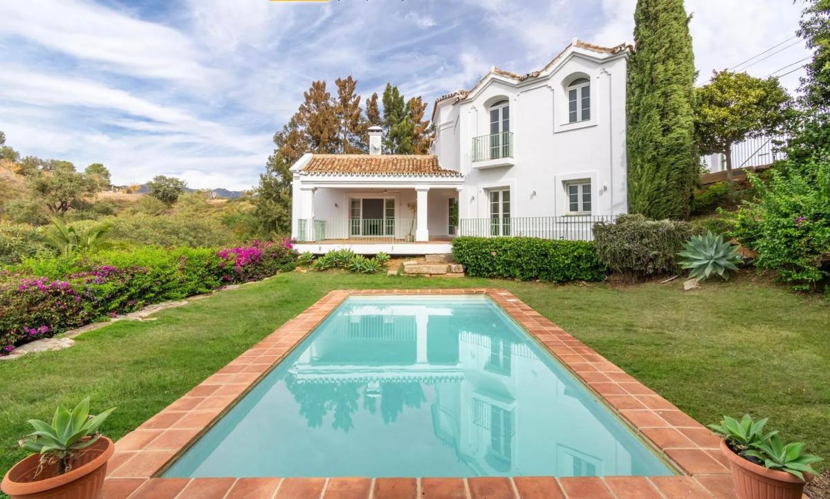 Sale of independent chalet in Barrio Elviria, Marbella
 photo 4