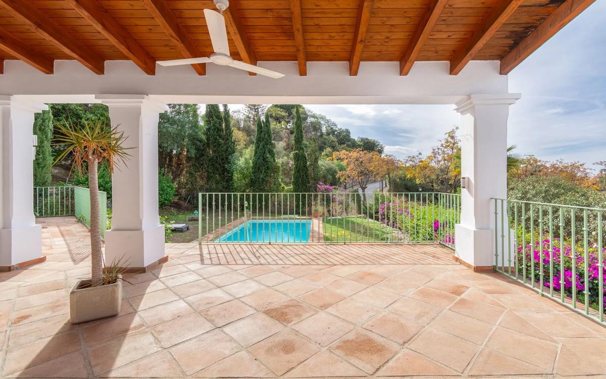 Sale of independent chalet in Barrio Elviria, Marbella
 photo 5