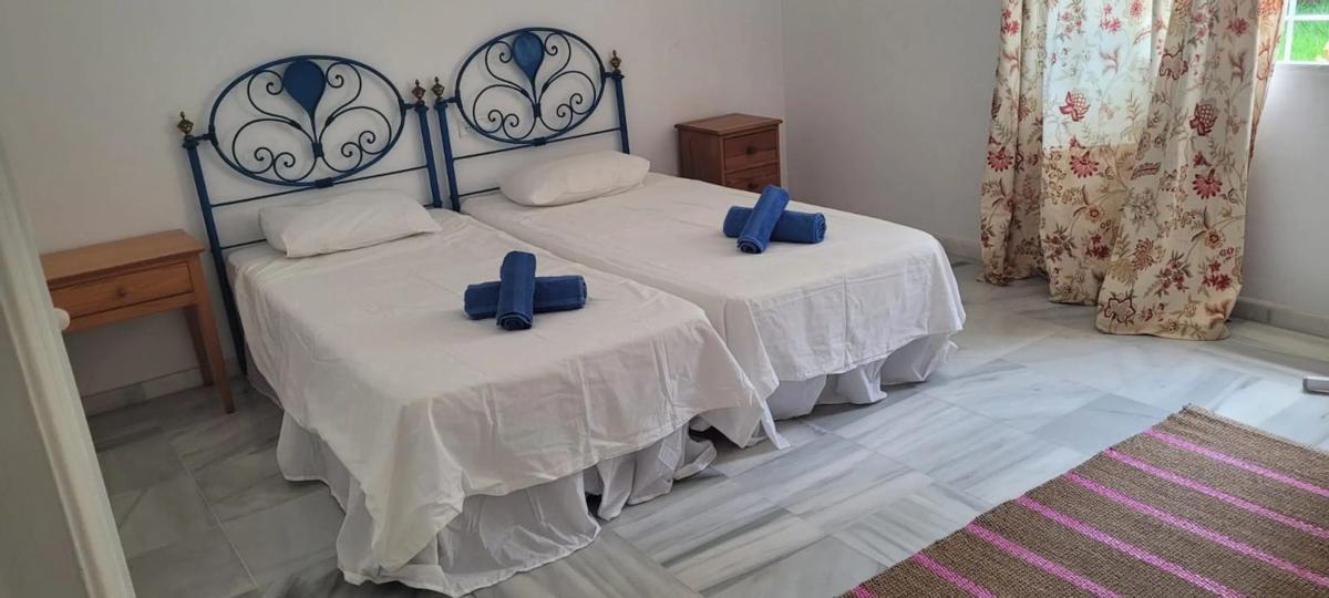 Sale of independent chalet in Barrio Cabopino-Artola, Marbella
 photo 3