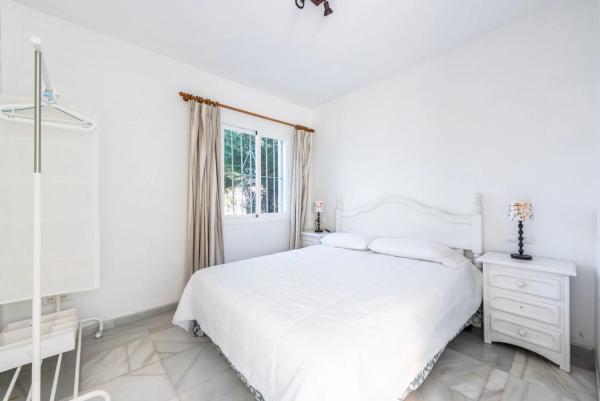 Частный шале на продаже в  Barrio Cabopino-Artola, Марбелла photo 4