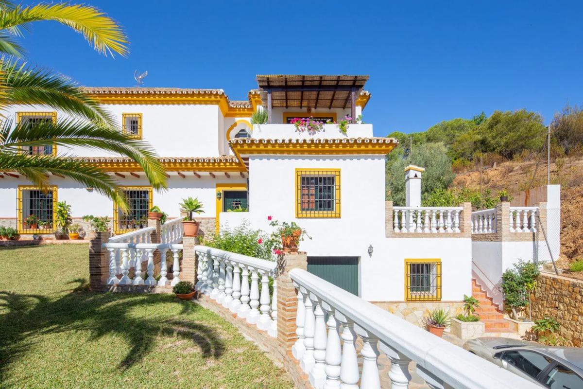 Sale of independent chalet in Barrio Santa María, Marbella
photo 1