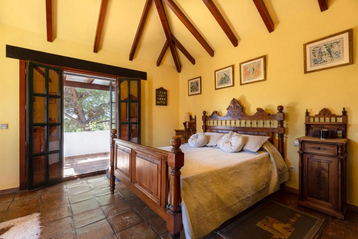 Sale of independent chalet in Barrio Santa María, Marbella
photo 2