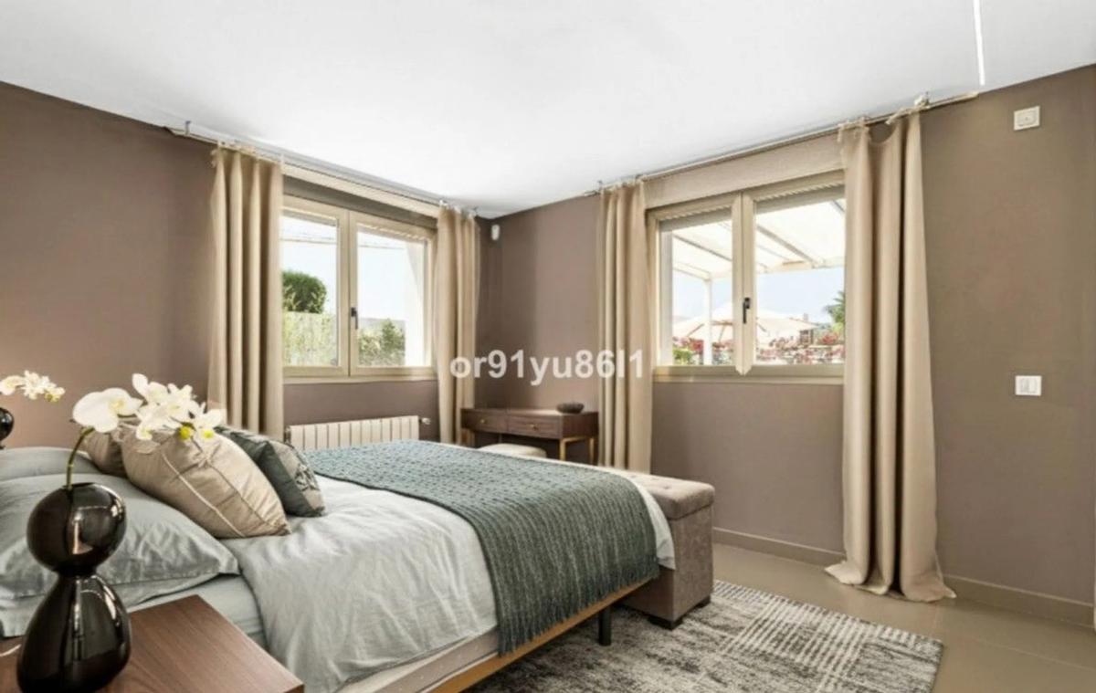 Продажа отдельного шале в  Barrio Las Chapas-Alicate Playa, Марбелла photo 4