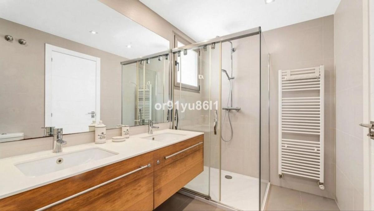 Продажа отдельного шале в  Barrio Las Chapas-Alicate Playa, Марбелла photo 5