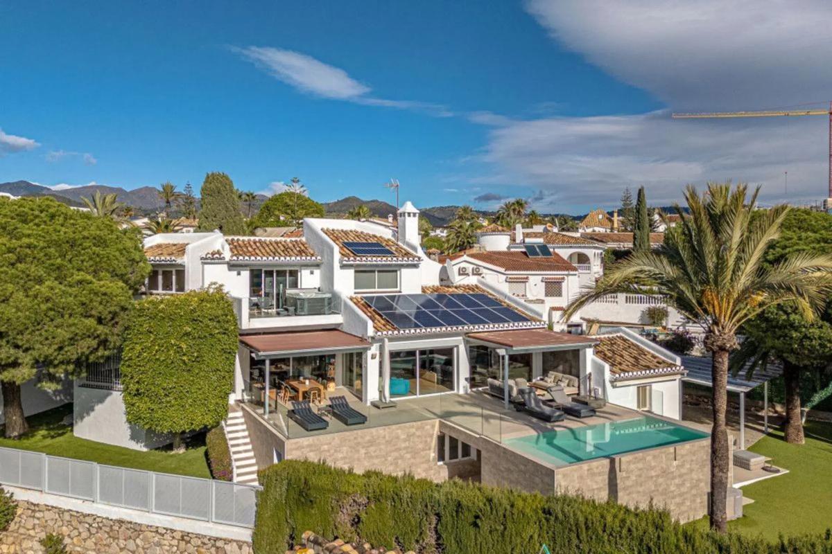 Sprzedaż niezależnego domku jednorodzinnego w Urbanizacion Chapas Marbella, Marbella photo 1